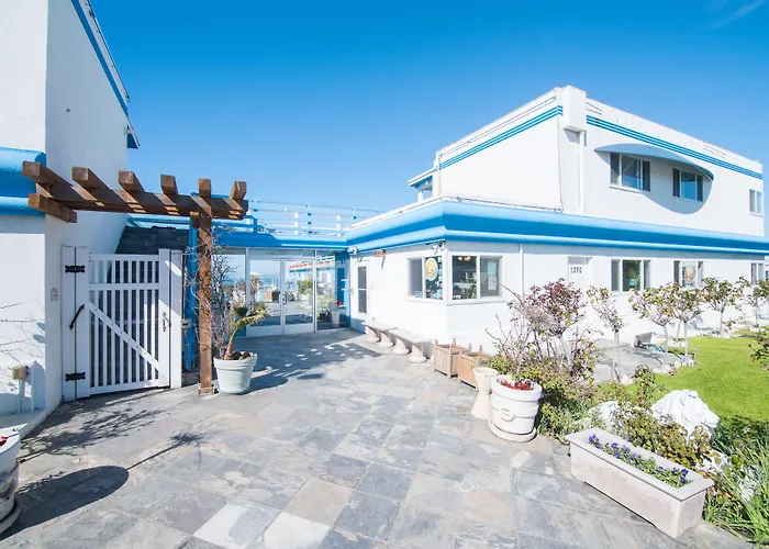 Pet Friendly hotel: The Inn At Sunset Cliffs